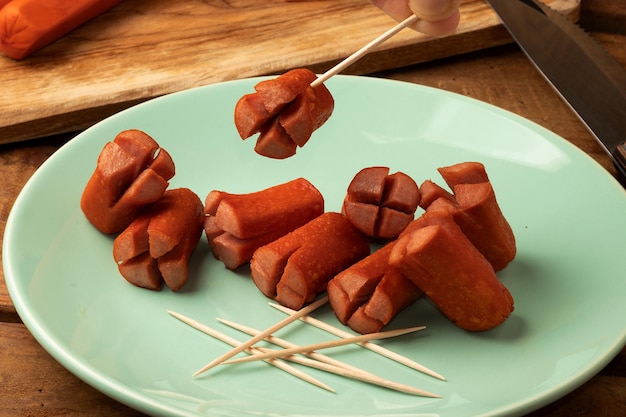 Dégustation de saucisse frite sur assiette. Mise au point sélective