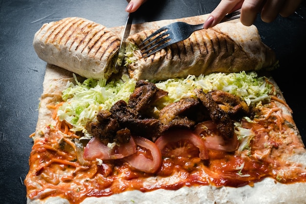 Photo dégustation de shawarma. plat traditionnel de la cuisine levantine