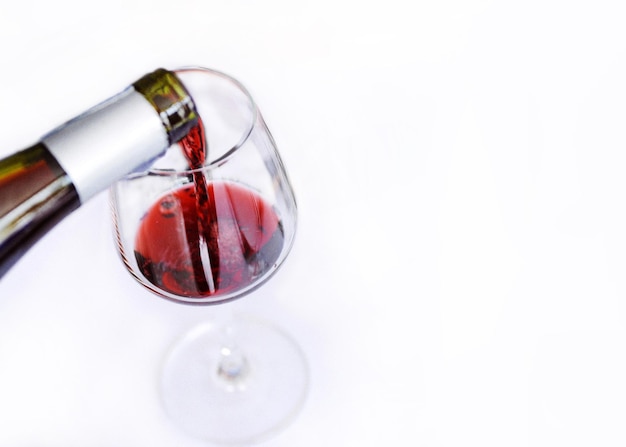 Dégustation de vin blanc verser dans un verre versant du vin blanc de la bouteille de vin