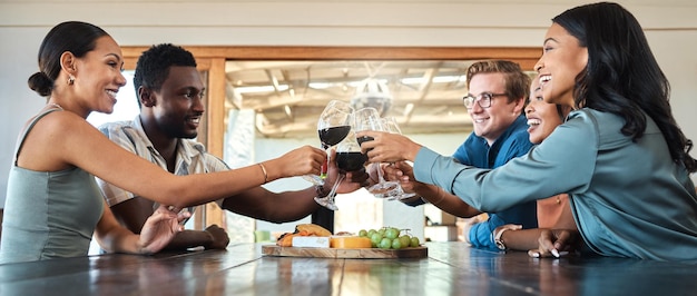 Dégustation de vin entre amis et grillage d'alcool avec des verres à boire dans un restaurant sur un domaine viticole ou une distillerie de campagne
