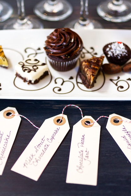 Dégustation de vin et de pâtisseries au chocolat.