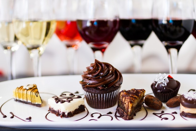 Dégustation de vin et de pâtisseries au chocolat.