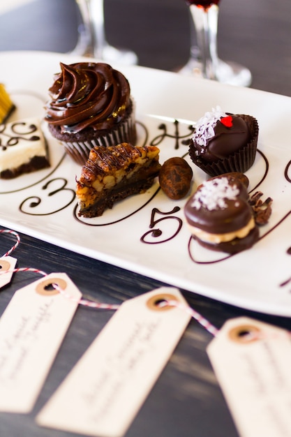 Dégustation de vin et de pâtisseries au chocolat.