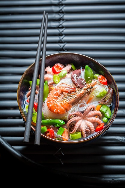 Dégustez vos nouilles aux fruits de mer avec du poulpe et des crevettes