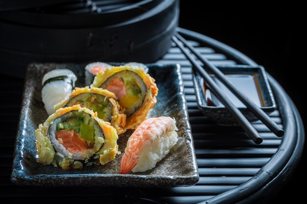 Dégustez votre mélange de sushis avec du wasabi et de la sauce soja