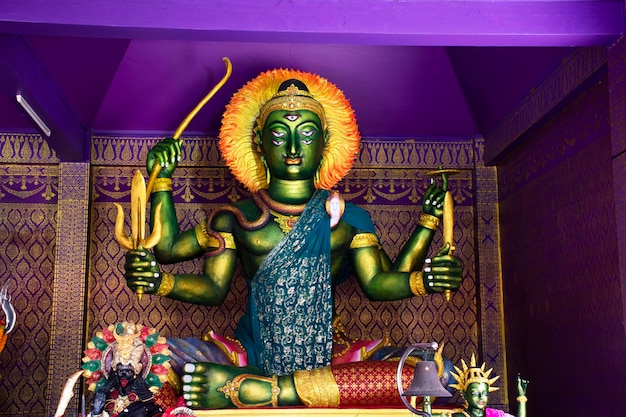 Déité dieu et statue hindoue de la déesse dans le sanctuaire de l'hindouisme pour les voyageurs thaïlandais les gens visitent le respect et prient la bénédiction avec le mystère sacré du culte dans le temple Wat Bang Chak à Pak Kret à Nonthaburi Thaïlande