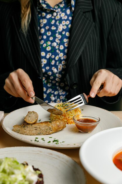 Déjeuner d'affaires femme d'affaires lors d'un déjeuner d'affaires dans un restaurant