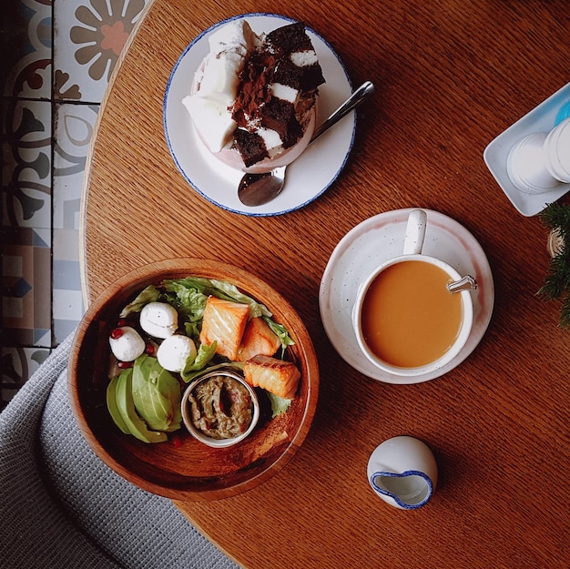 Déjeuner au café, bol de saumon et boisson sucrée, vue de dessus, blogueur