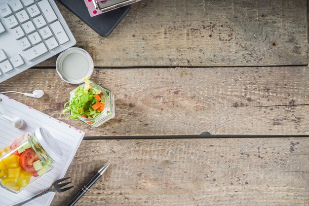 Déjeuner de bureau: pots de salade de légumes