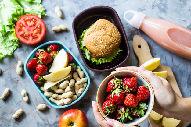 Déjeuner de cuisine pour l&#39;enfant à l&#39;école. Sur la table de cuisine grise