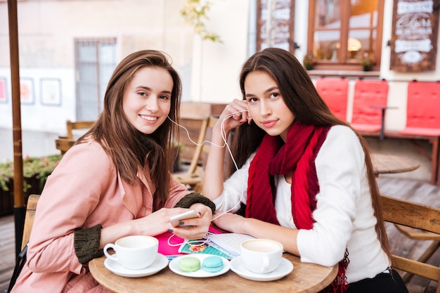 Déjeuner de deux jeunes amis.