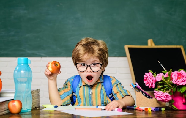 Déjeuner à l'école pour le menu des aliments sains pour enfants déjeuner à l'école pendant les pauses à l'école primaire et