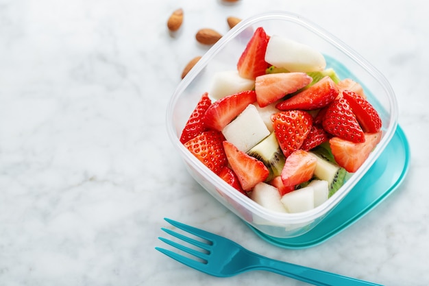 Déjeuner à emporter avec des fruits en boîte