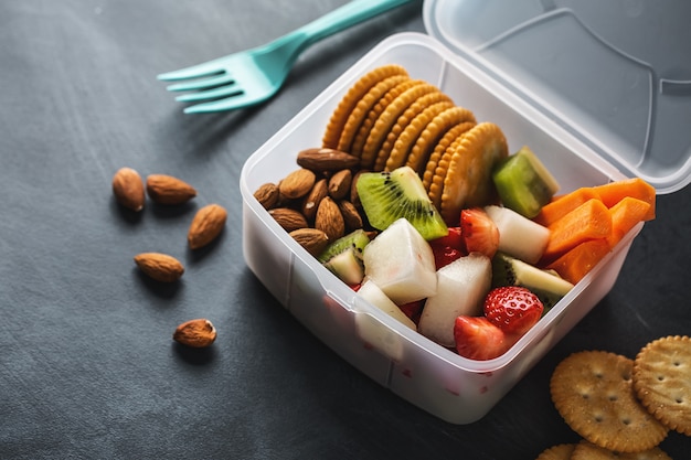 Déjeuner à emporter avec fruits et légumes en boîte. Vue d'en-haut.