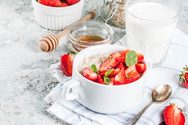 Déjeuner d'été sain, gruau pour la nuit avec fraises fraîches et lait