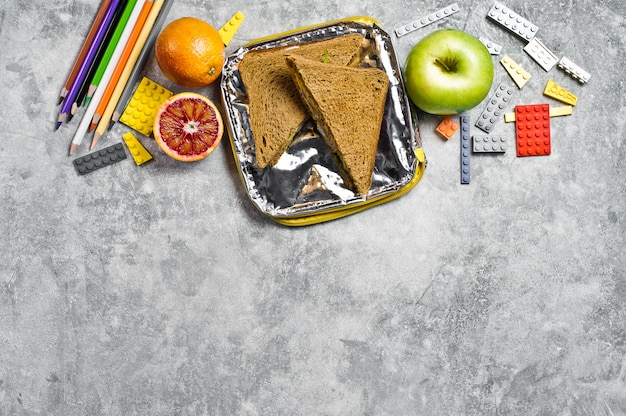 Déjeuner fait maison pour l&#39;enfant à l&#39;école. Sandwich, pomme, orange.