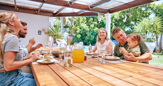 Déjeuner en famille et bonheur en plein air d'un homme mère et d'enfants avec grands-parents et garde d'enfants Heureux grande famille enfants et parents se liant avec de la nourriture au barbecue en été mangeant avec le sourire