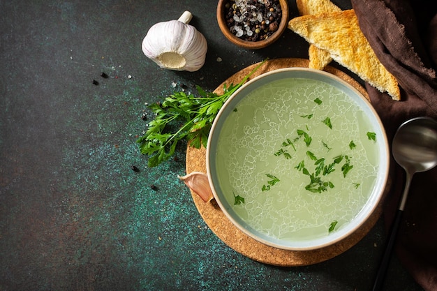 Déjeuner sain Bouillon de bouillon de viande riche et chaud aux herbes et croûtons à l'ail Copier l'espace