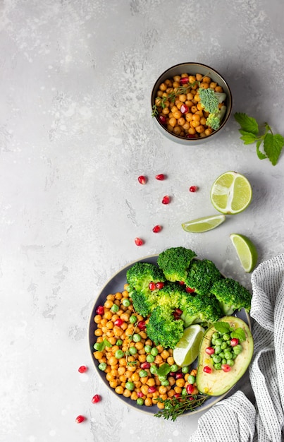 Déjeuner sain de brocoli, pois chiches, avocat, pois verts, grenade, citron vert et menthe