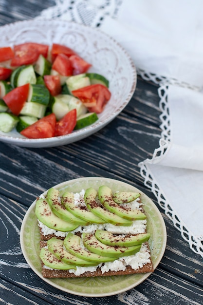 Un déjeuner sain: une salade et des sandwichs à l'avocat.