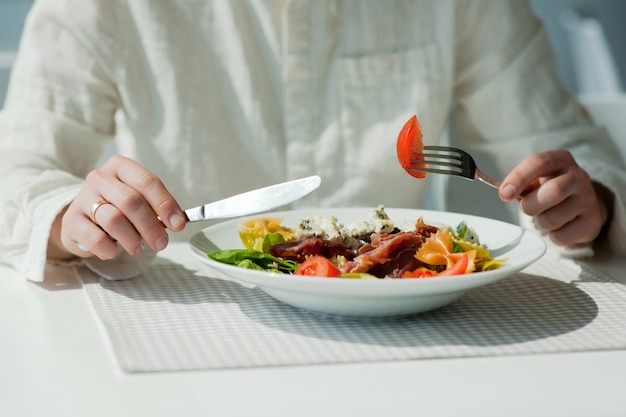 déjeuner avec salade grecque fraîche