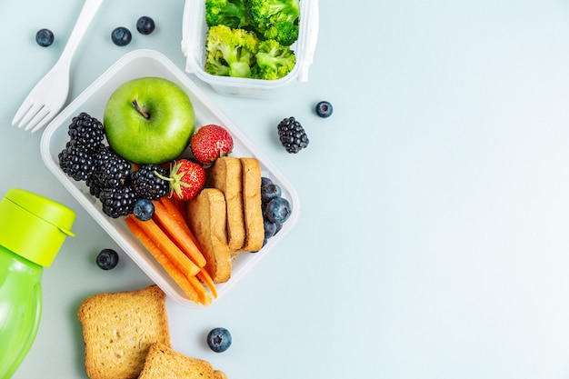 Déjeuner santé à emporter dans une boîte à lunch