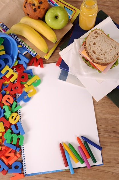 Déjeuner scolaire sur une table de la salle de classe