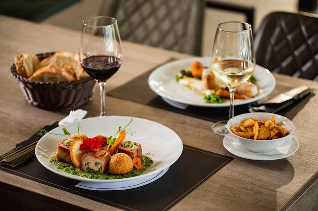 Déjeuner servi sur table à manger dans un restaurant