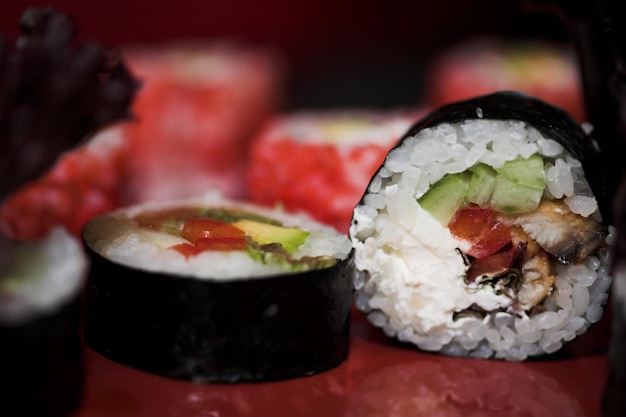 Déjeuner de sushis assortis