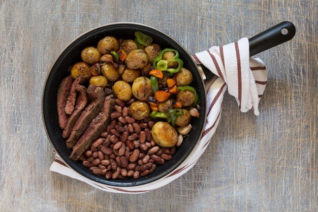 Photo déjeuner traditionnel américain cuisine steak grillé et divers légumes, vue de dessus