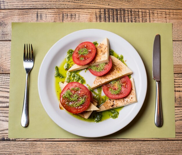 Déjeuner végétarien Salade de tomates Caprese avec sauce au basilic