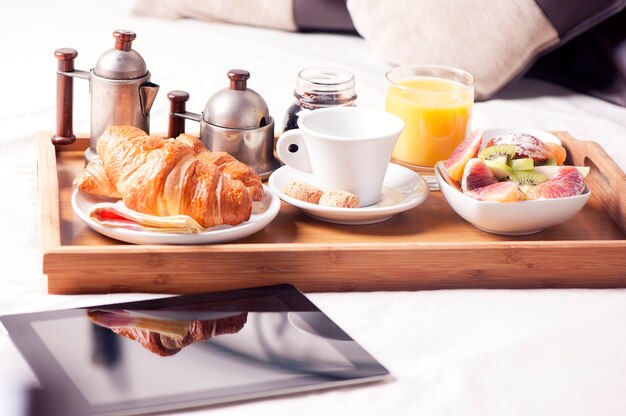 Petit Déjeuner Au Lit. Repas Romantique Dans Un Plateau En Bois Gris Avec  Des Croissants, Une Tasse De Thé Et Des Fleurs De Narcisse. Banque D'Images  et Photos Libres De Droits. Image