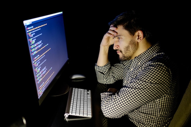 Délai technologique et concept de personnes triste développeur de logiciels stressé avec ordinateur au bureau à la maison