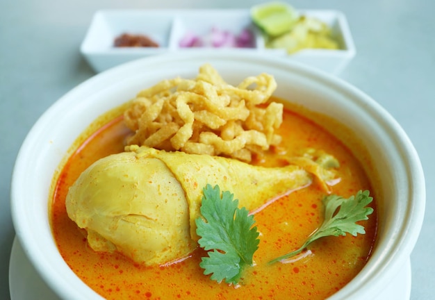 Délectable Poulet Khao Soi Populaire Soupe De Nouilles Au Curry De Noix De Coco Du Nord De La Thaïlande