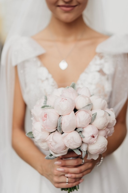 Délicat bouquet minimaliste de pivoines roses.