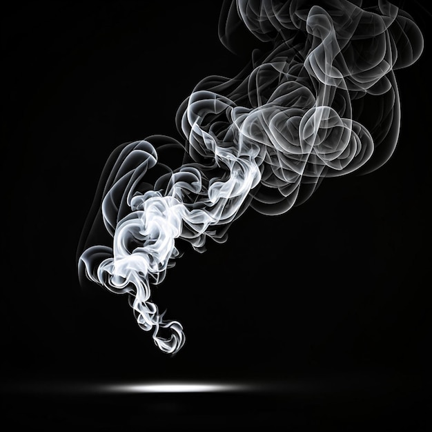 Délicat mouvement de fumée de cigarette blanche sur fond noir