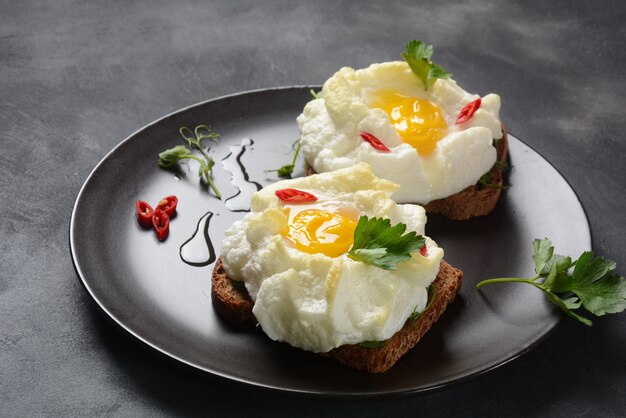 Délicat oeuf cuit au four. Oeufs d'Orsini dans le nuage.