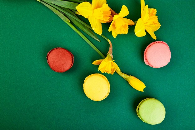 Délicatesse française, macarons colorés avec des fleurs de printemps.