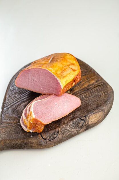 Photo délicatesse fumée grillée, morceau de viande de poulet ou de porc, coupé en morceaux, arrière-plan blanc isolé