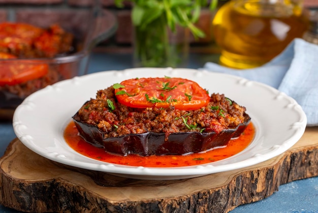 Délicatesse traditionnelle de la nourriture turque plat d'aubergine nom turc Patlican oturtma