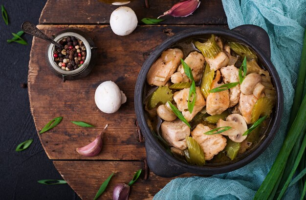 Délicats morceaux de filet de poulet aux champignons et au céleri dans une bière légère