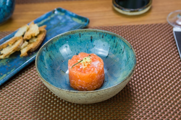 Le délice du tartare de saumon dans une belle assiette décorée