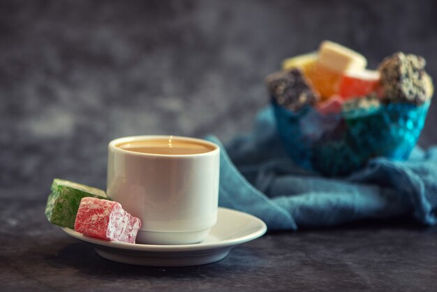 Délice turc traditionnel et tasse de café sur fond gris