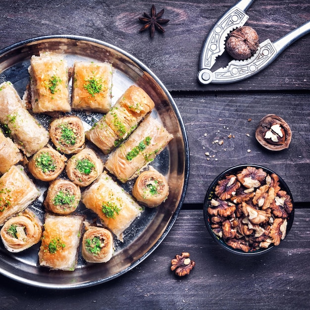 Délices turcs baklava sur table en bois