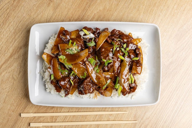 Photo une délicieuse assiette de bœuf mongol.