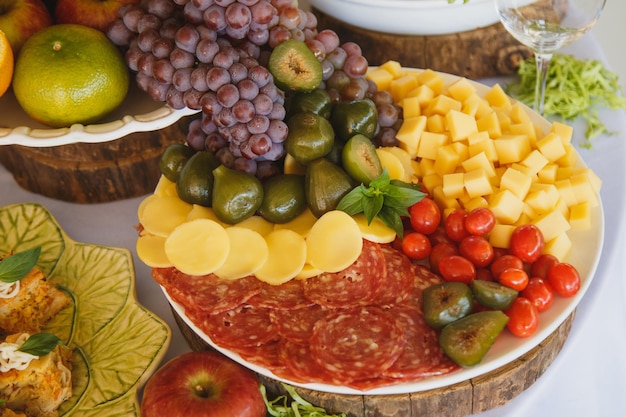 Délicieuse assiette de charcuterie au salami fromage figues et tomates