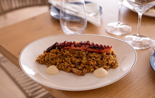 Une délicieuse assiette gastronomique de riz avec tentacule de poulpe dans un restaurant européen maritime de luxe