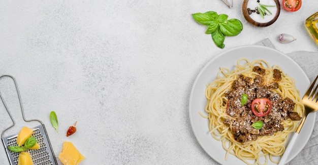 Photo délicieuse assiette avec spaghetii bolognaise