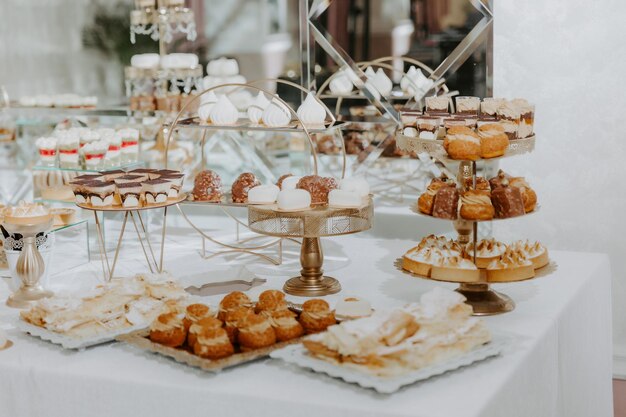 Délicieuse barre chocolatée avec cupcakes, macarons et autres douceurs