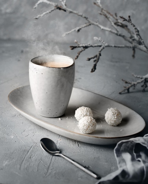 Une délicieuse boisson au cacao naturel avec des boules de noix de coco